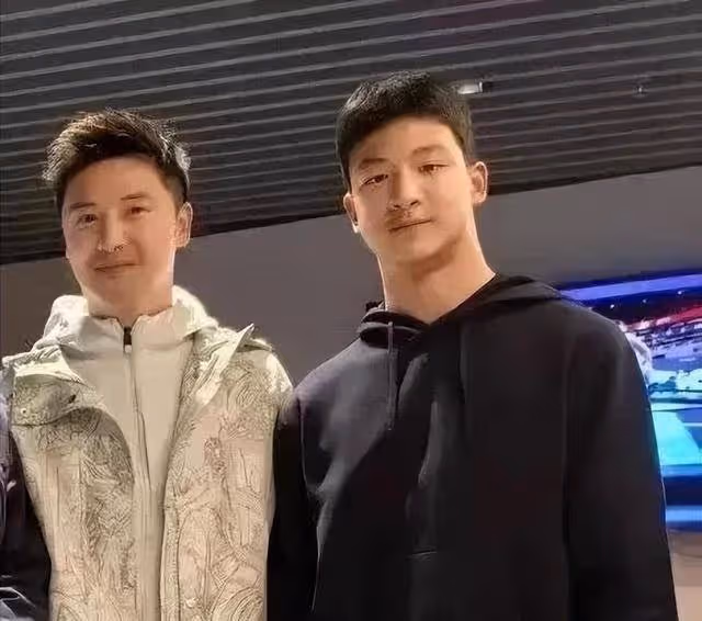 田亮曬出自己與兒子合照,網友發現異常,建議他帶兒子看醫生