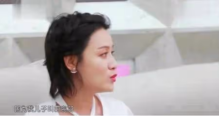田亮曬出自己與兒子合照,網友發現異常,建議他帶兒子看醫生