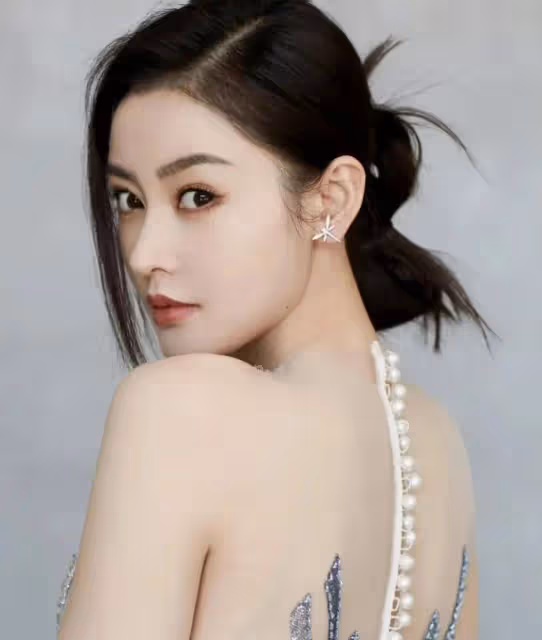 「太子妃」張天愛各類靚麗寫真美爆了!魔鬼身材性感火辣