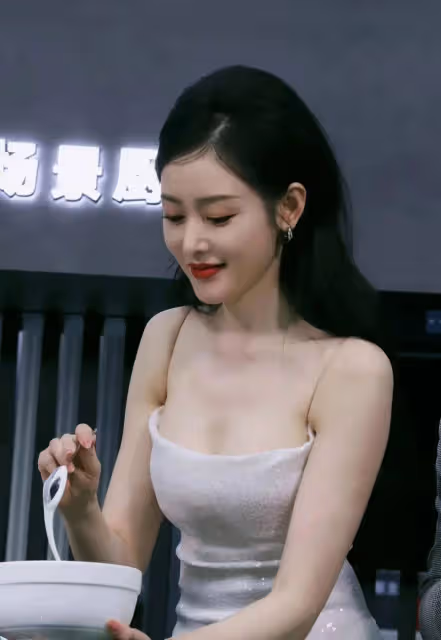 「太子妃」張天愛各類靚麗寫真美爆了!魔鬼身材性感火辣