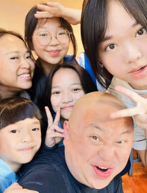 不易!TVB金牌司儀揭表面風光背後曾零收入,家中更有四子女要養