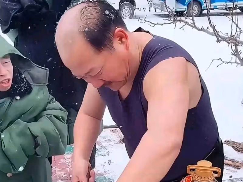 謝廣坤風雪中光膀子直播帶貨,直言為賺錢不磕磣,為養家拼了