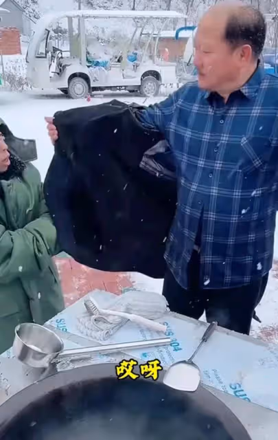 謝廣坤風雪中光膀子直播帶貨,直言為賺錢不磕磣,為養家拼了
