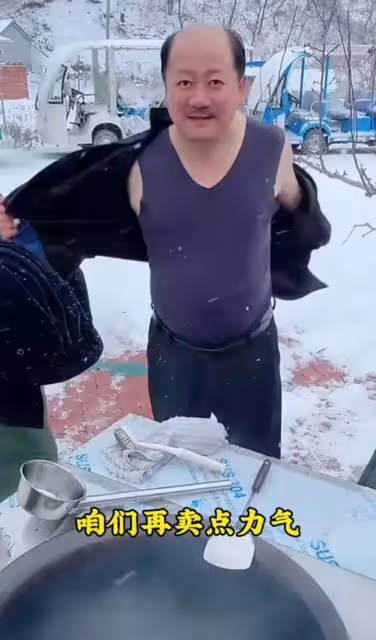 謝廣坤風雪中光膀子直播帶貨,直言為賺錢不磕磣,為養家拼了