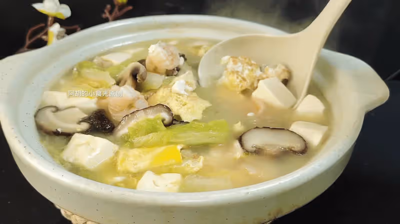 入冬不吃肉也要喝此湯,賽過雞湯魚湯!隨時都能煮一碗,食材豐富、鮮潤又暖人,一碗下肚太舒服