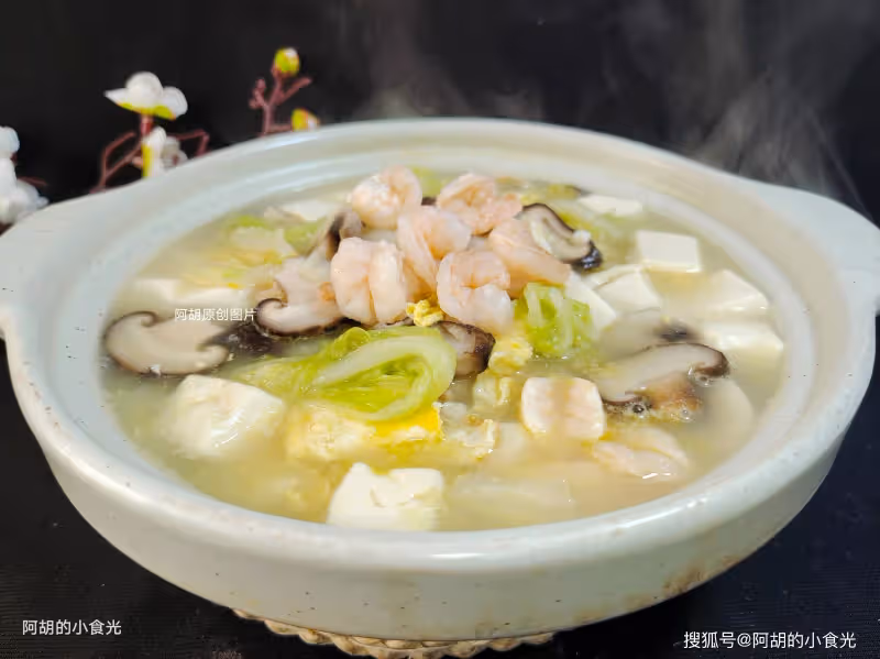 入冬不吃肉也要喝此湯,賽過雞湯魚湯!隨時都能煮一碗,食材豐富、鮮潤又暖人,一碗下肚太舒服