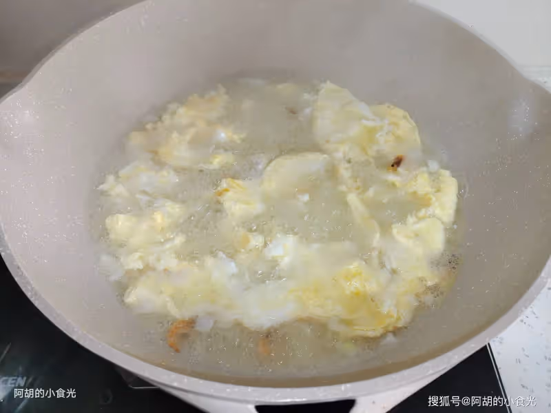 入冬不吃肉也要喝此湯，賽過雞湯魚湯！隨時都能煮一碗，食材豐富、鮮潤又暖人，一碗下肚太舒服