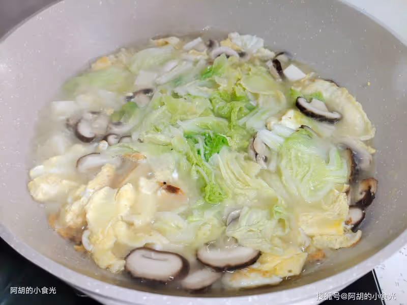 入冬不吃肉也要喝此湯，賽過雞湯魚湯！隨時都能煮一碗，食材豐富、鮮潤又暖人，一碗下肚太舒服