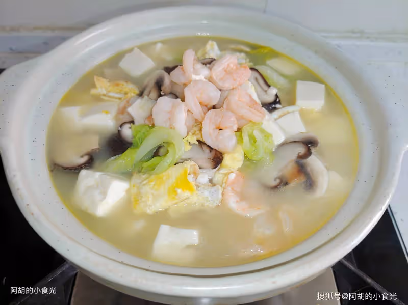 入冬不吃肉也要喝此湯，賽過雞湯魚湯！隨時都能煮一碗，食材豐富、鮮潤又暖人，一碗下肚太舒服