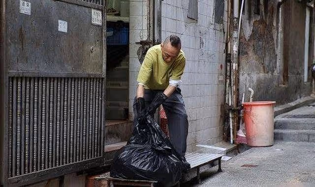 TVB戴耀明沒戲拍轉行,每天洗碗洗廁所,日薪僅400元引唏噓