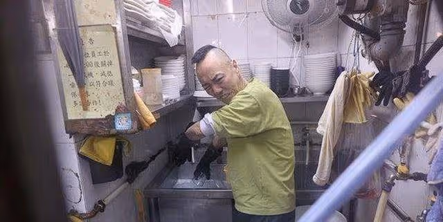 TVB戴耀明沒戲拍轉行,每天洗碗洗廁所,日薪僅400元引唏噓