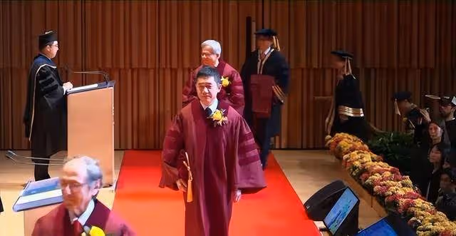 恭喜！62歲梁朝偉正式官宣新身份，劉嘉玲盛裝陪同，現場大咖雲集