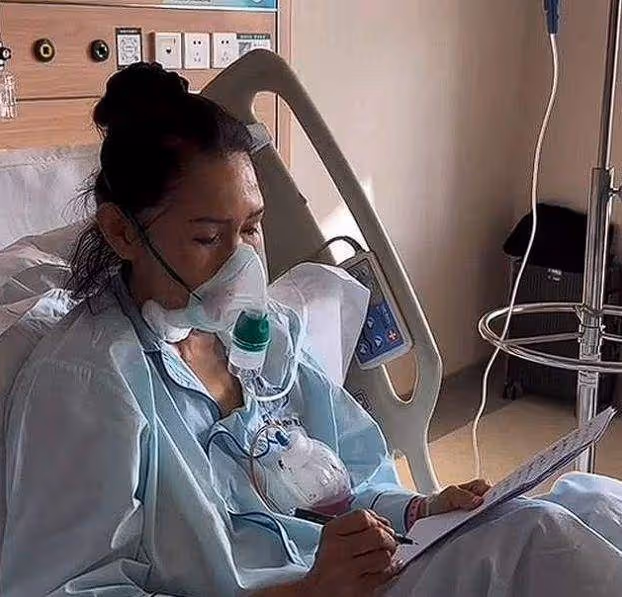 張咪官宣舌癌手術成功,女兒李洛伊缺席引猜疑,知情人透露內情