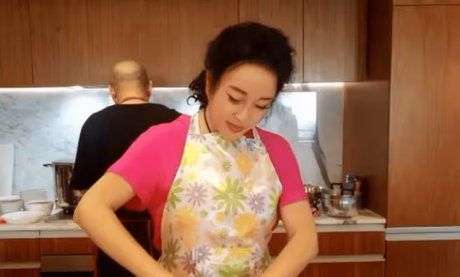 劉曉慶親自為87歲富豪老公下廚,做個飯不忘扮嫩,74歲仍膠原蛋白滿滿,難怪談8個男友