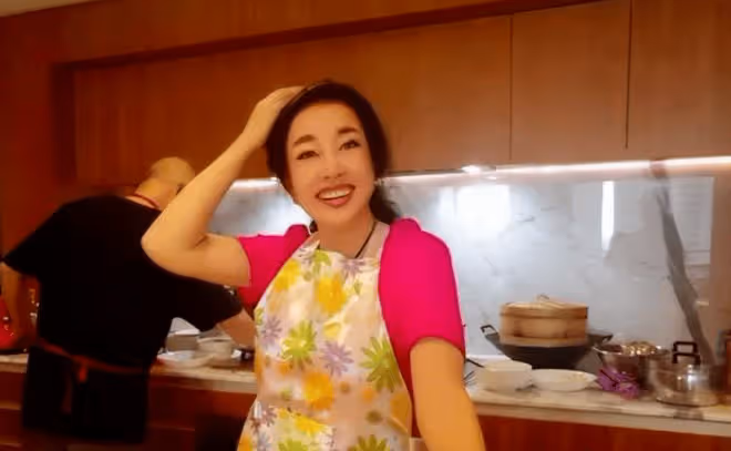 劉曉慶親自為87歲富豪老公下廚,做個飯不忘扮嫩,74歲仍膠原蛋白滿滿,難怪談8個男友