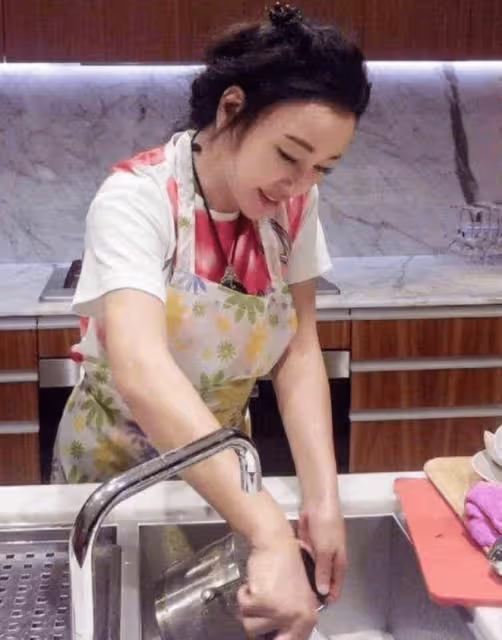 劉曉慶親自為87歲富豪老公下廚,做個飯不忘扮嫩,74歲仍膠原蛋白滿滿,難怪談8個男友