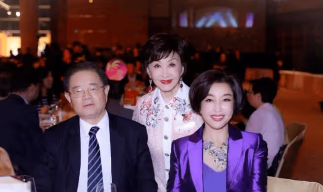 劉曉慶親自為87歲富豪老公下廚,做個飯不忘扮嫩,74歲仍膠原蛋白滿滿,難怪談8個男友