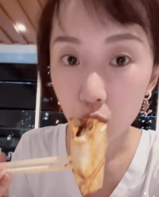 她26歲嫁富豪,33歲靠姚晨翻紅,如今生完三胎氣質越來越不一樣了
