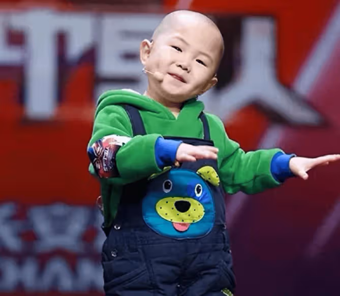 童星張峻豪:3 歲上央視 5 歲登春晚,全家靠他年入百萬,母親卻後悔了
