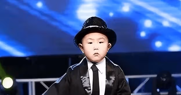 童星張峻豪:3 歲上央視 5 歲登春晚,全家靠他年入百萬,母親卻後悔了