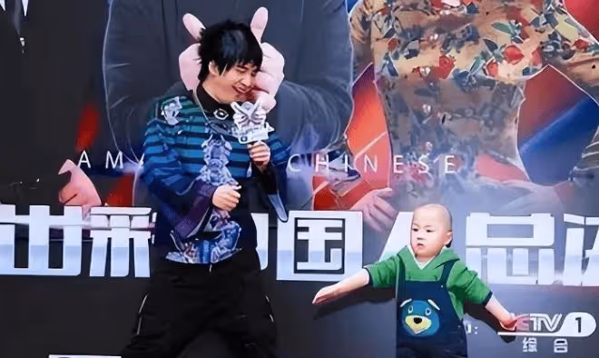 童星張峻豪:3 歲上央視 5 歲登春晚,全家靠他年入百萬,母親卻後悔了