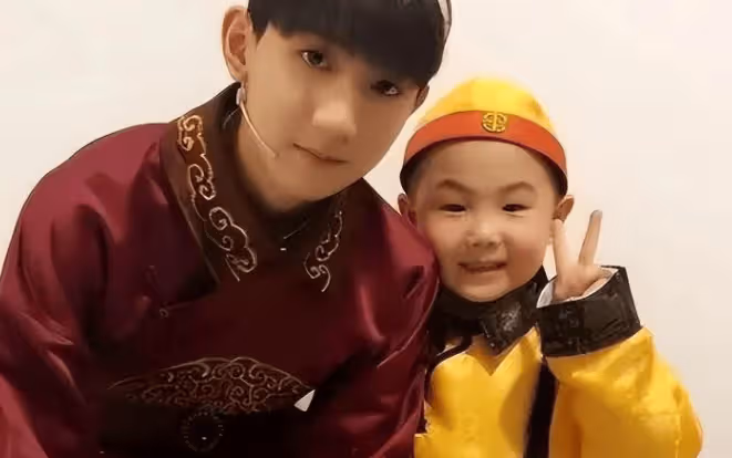 童星張峻豪:3 歲上央視 5 歲登春晚,全家靠他年入百萬,母親卻後悔了