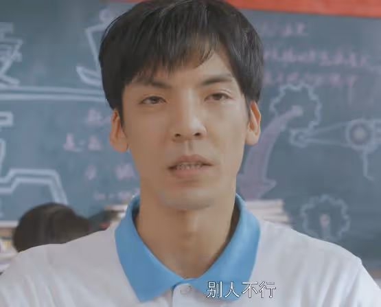 明明「垂垂老矣」,非要「尬演大學生」,這些明星害不害臊?