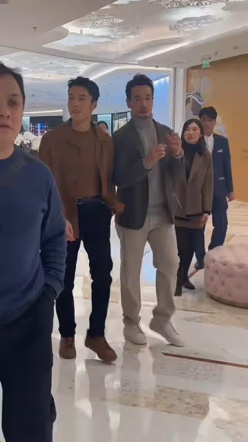 TVB視帝內地開見面會獲贊友好,被野生捕獲買名牌包贈予港姐太太