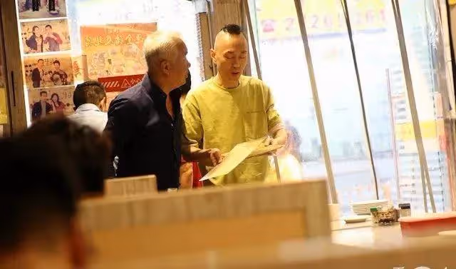 TVB男星被爆餐廳做服務員後廣獲關注,曝直播帶貨邀約不斷,贊公司有人情味