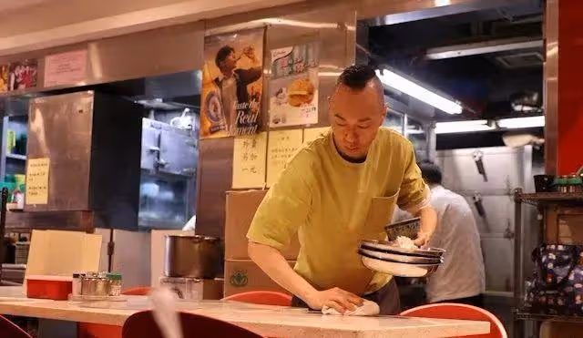 TVB男星被爆餐廳做服務員後廣獲關注,曝直播帶貨邀約不斷,贊公司有人情味