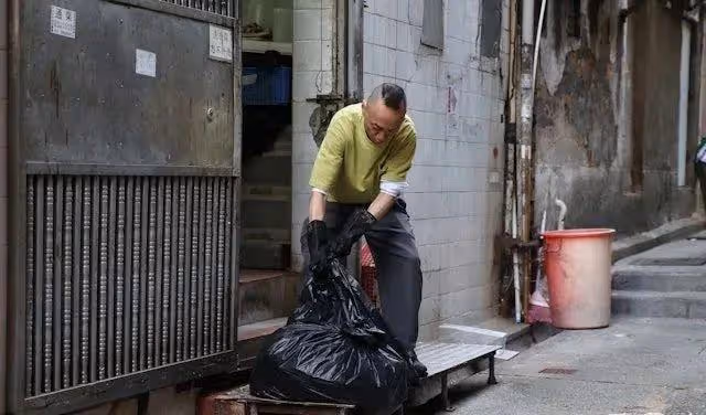 TVB男星被爆餐廳做服務員後廣獲關注,曝直播帶貨邀約不斷,贊公司有人情味
