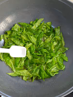 吃了不後悔：青椒皮蛋拌面！