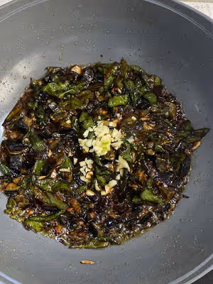 吃了不後悔：青椒皮蛋拌面！