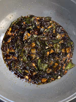 吃了不後悔：青椒皮蛋拌面！