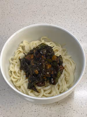 吃了不後悔：青椒皮蛋拌面！