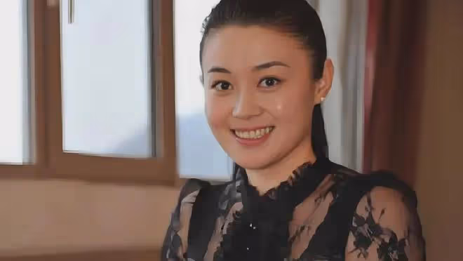 和趙本山傳緋聞,41歲還無人敢娶?被力捧20年,關婷娜真的不簡單