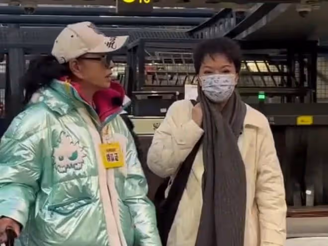 《一路繁花》懟臉鏡頭,躲過了向太跟劉曉慶,卻被李小冉給驚艷了