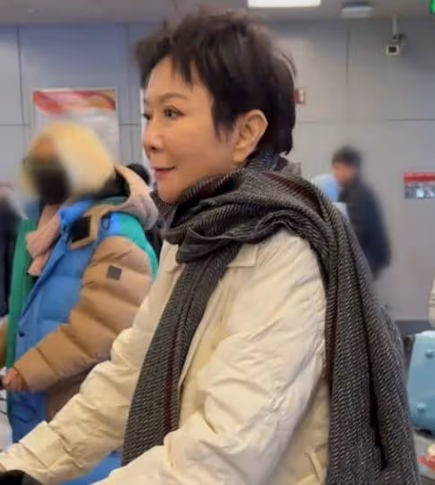 《一路繁花》懟臉鏡頭,躲過了向太跟劉曉慶,卻被李小冉給驚艷了