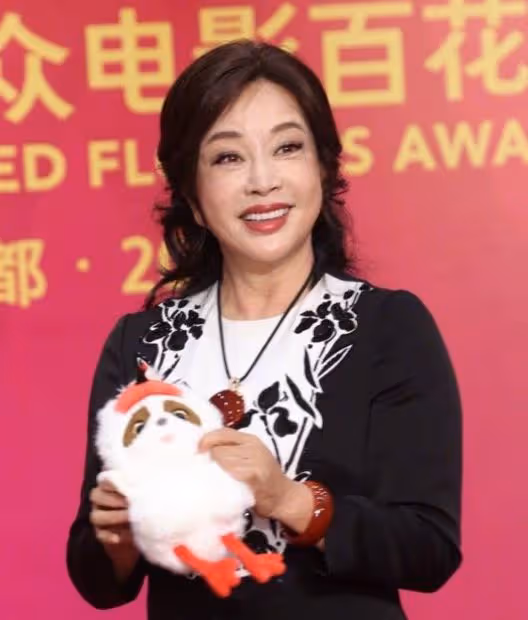 《一路繁花》懟臉鏡頭,躲過了向太跟劉曉慶,卻被李小冉給驚艷了