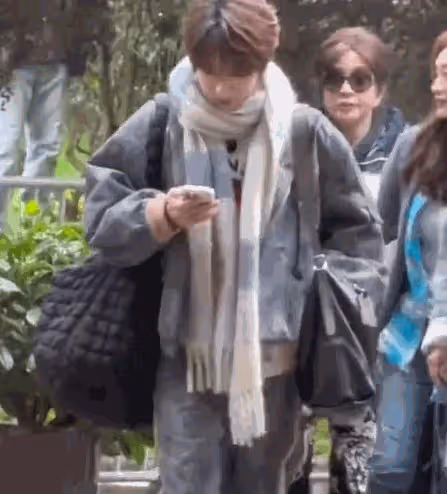 《一路繁花》懟臉鏡頭,躲過了向太跟劉曉慶,卻被李小冉給驚艷了