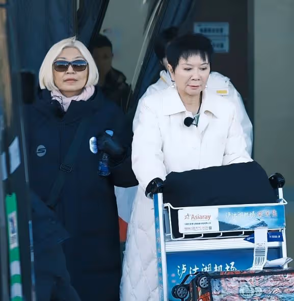 《一路繁花》懟臉鏡頭,躲過了向太跟劉曉慶,卻被李小冉給驚艷了