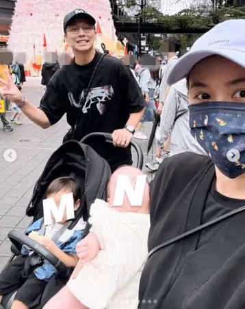 Sandy產後2個月「一家四口罕見同框」!現身信義區…看聖誕樹全被拍
