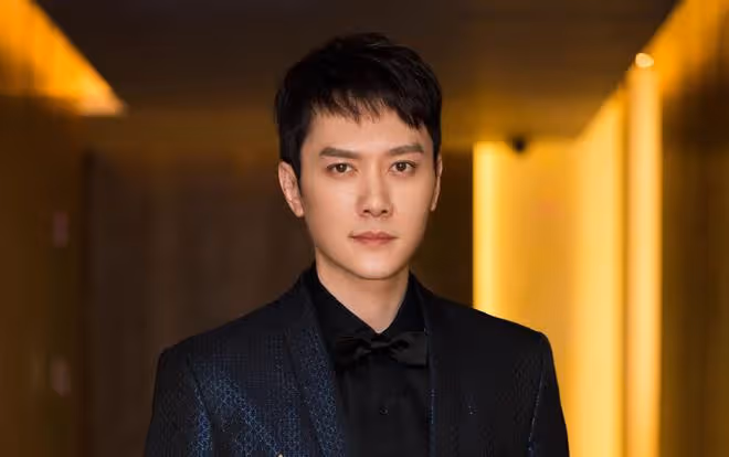 馮紹峰戀情視頻曝光引熱議，工作室巧妙回應：保持清醒，關注新劇