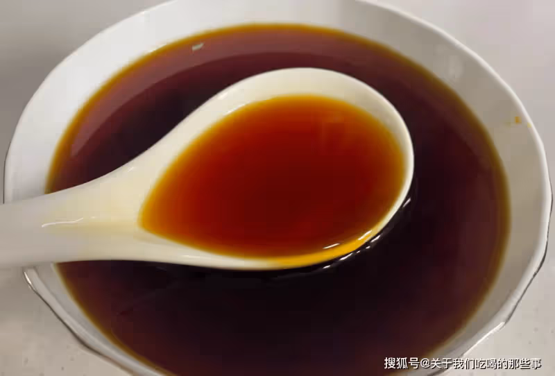 炒糖色,用水還是用油?教你正確做法,糖色紅亮不發苦,很簡單