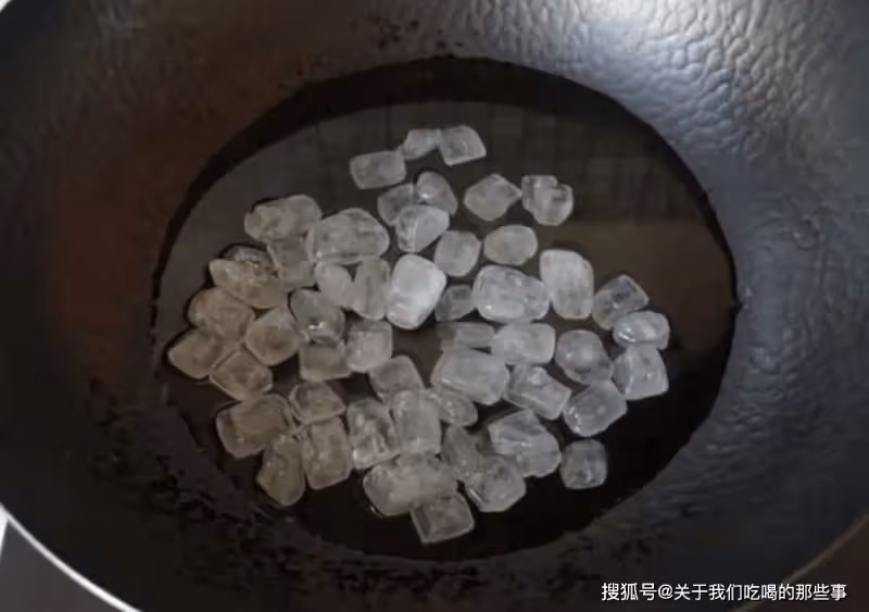 炒糖色,用水還是用油?教你正確做法,糖色紅亮不發苦,很簡單