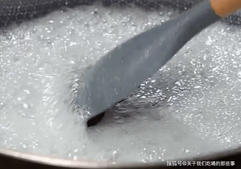 炒糖色,用水還是用油?教你正確做法,糖色紅亮不發苦,很簡單