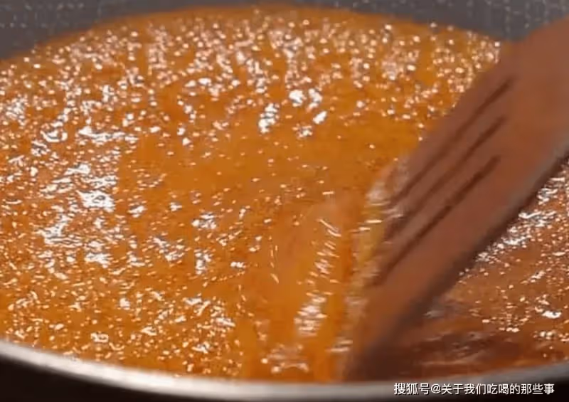 炒糖色,用水還是用油?教你正確做法,糖色紅亮不發苦,很簡單
