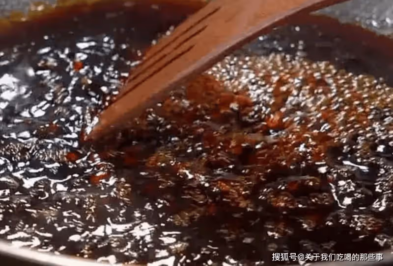 炒糖色,用水還是用油?教你正確做法,糖色紅亮不發苦,很簡單