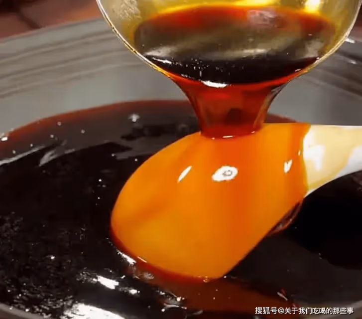 炒糖色,用水還是用油?教你正確做法,糖色紅亮不發苦,很簡單