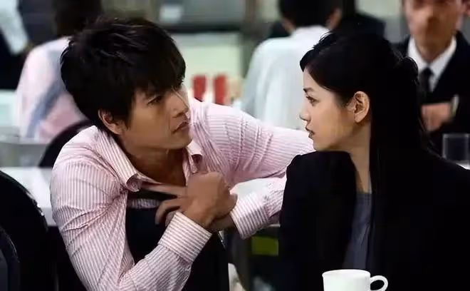 玉女形象崩塌的陳妍希,在與陳曉結婚8年後,依舊幸福甜蜜